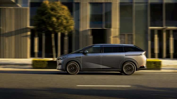 科技舒适大七座标杆 2025款小鹏X9看似小改款实则大焕新
