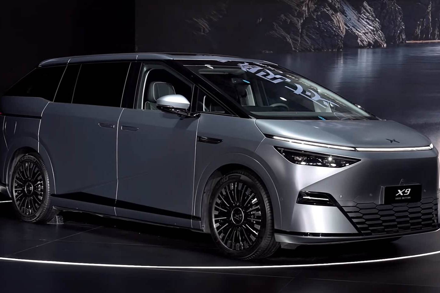 2025款小鵬X9預售39.98萬起 新增過道版零重力座椅