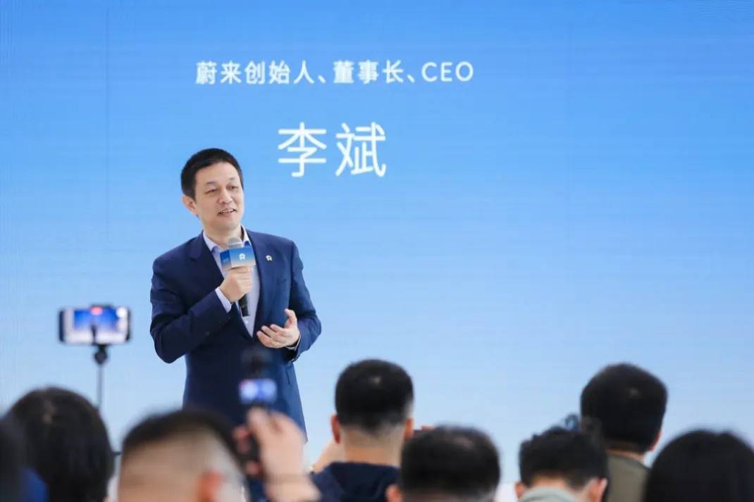 李斌拍桌子:我就是王鳳英