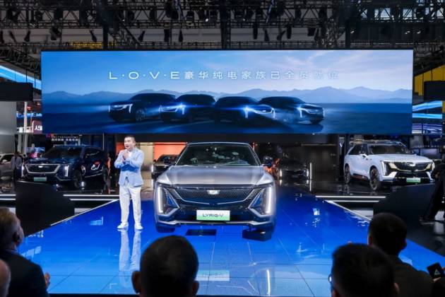 車展現(xiàn)場，凱迪拉克LOVE純電家族四車集結(jié)，這決心很大