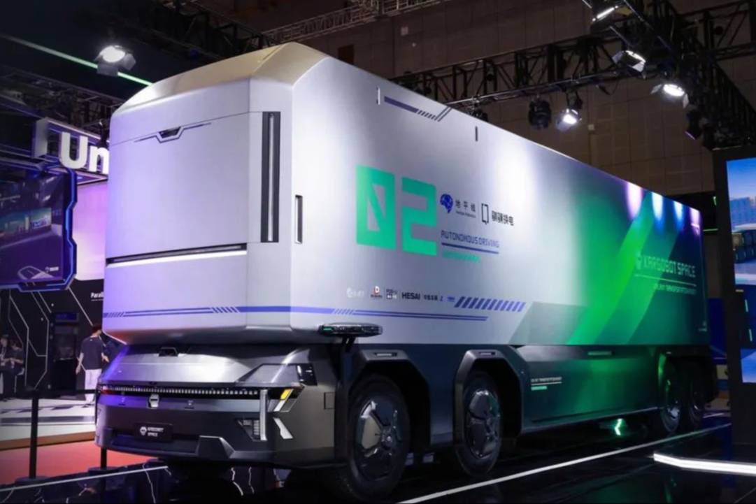 首款運輸機器人亮相上海車展：或?qū)⒊蔀榭ㄜ囁緳C的“噩夢”