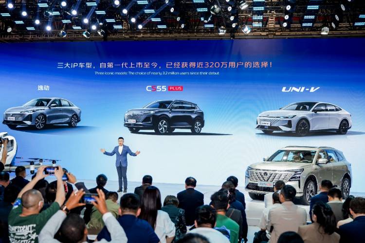 長(zhǎng)安汽車(chē)經(jīng)典車(chē)型煥新新藍(lán)鯨500Bar,領(lǐng)先合資一年!