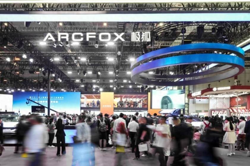 用“国家队”底蕴打新势力战役!北汽极狐在上海车展新出自己的范