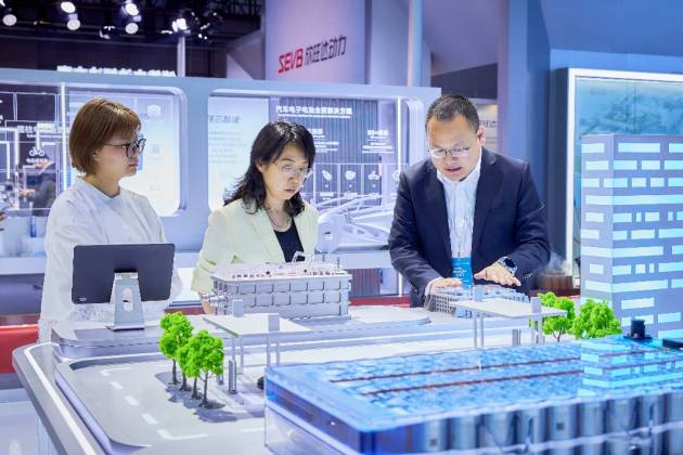 億緯鋰能亮相車展，大圓柱電池“原位升級”定義新能源汽車最優解