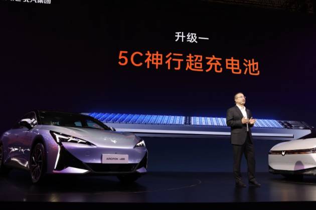 那爾那茜成為首位車主 極狐新阿爾法S5上市 11.98萬(wàn)起