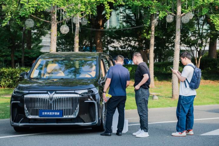 【樂陽頻道】 嵐圖汽車為2025百度AI開發(fā)者大會保駕護(hù)航