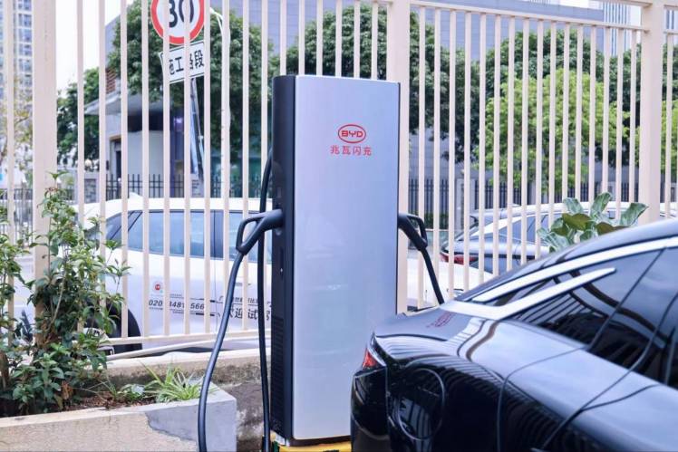 閃充補能大體驗漢L唐L“兆瓦閃充”實測充電功率超1000kW