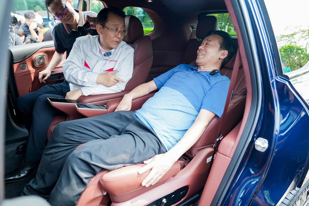 廣汽集團(tuán)董事長親手交付新車！昊鉑這也太“受寵”了！