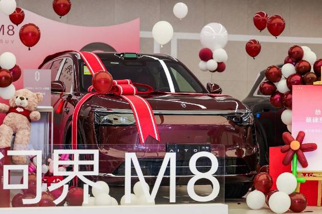 問界M8杭州首批車主交付，幸福滿家啟程