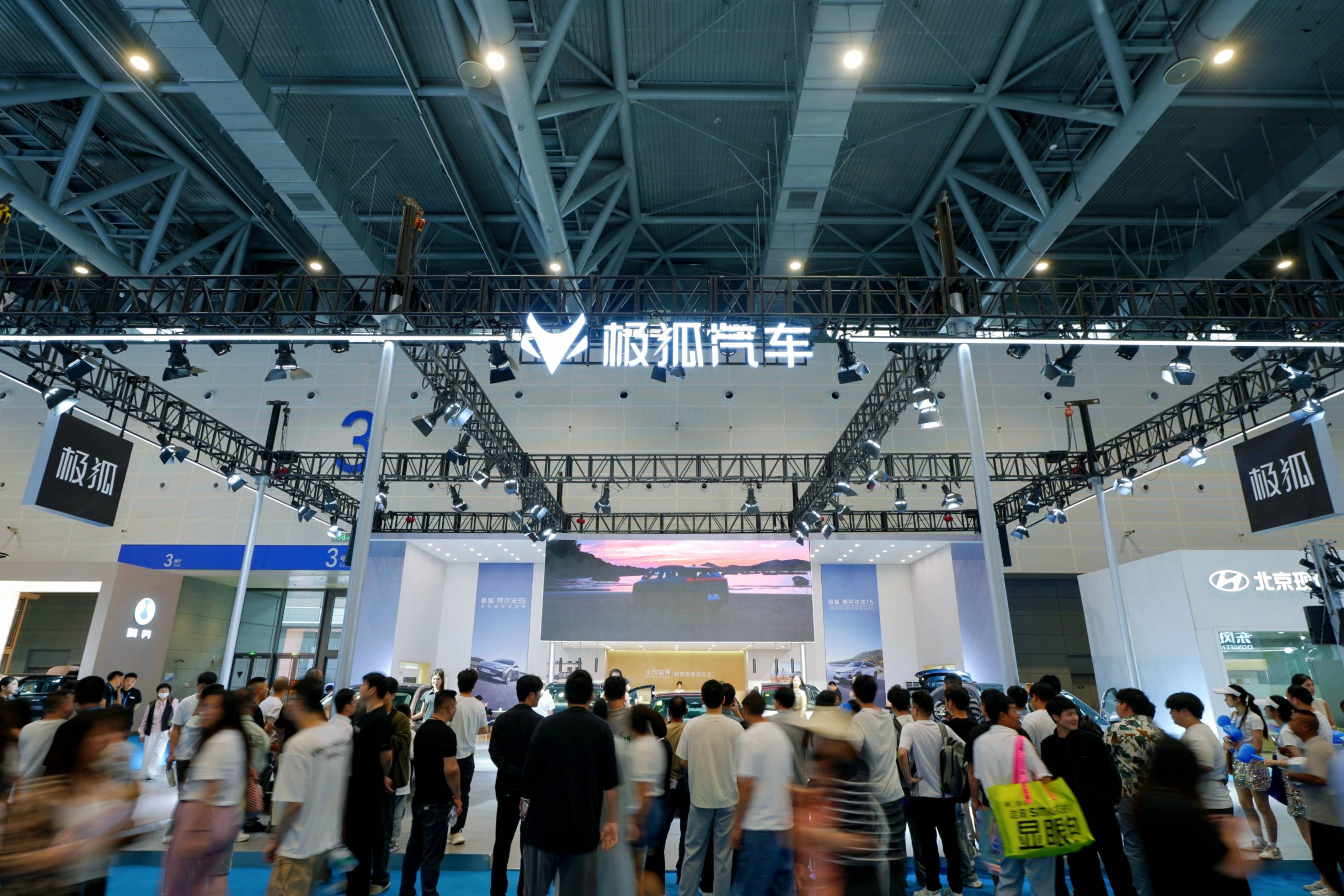 14万拿下3.7秒破百+5c超充，小米 SU7 遇到对手了
