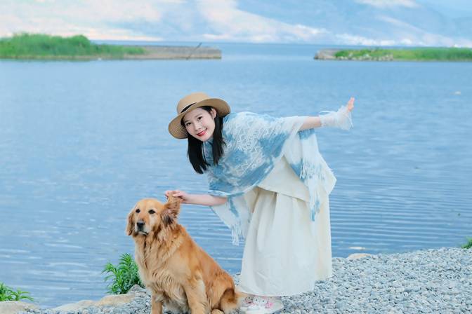 被甜暈！“水木精靈” 王泫梓妍與金毛的湖畔夢幻聯(lián)動