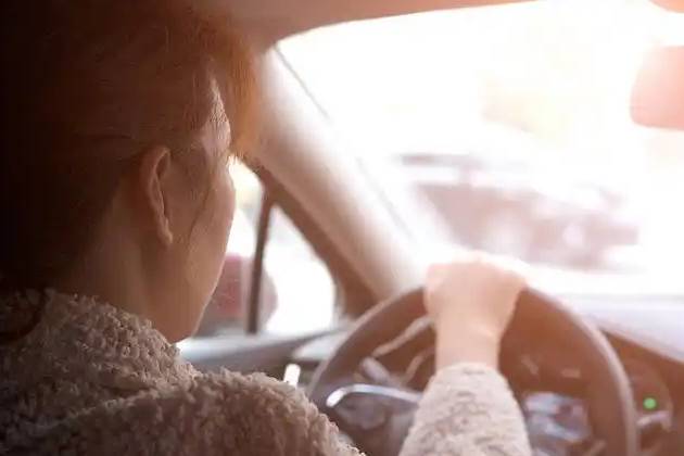 母女三人騎乘一輛電動車被撞飛數米遠,肇事女司機反應遲緩