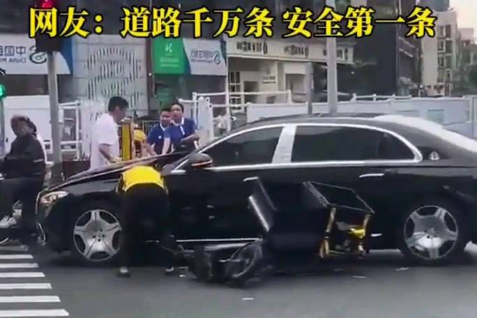 外賣小哥闖大禍:機動車道逆行碰撞邁巴赫,頭插入引擎蓋縫隙里