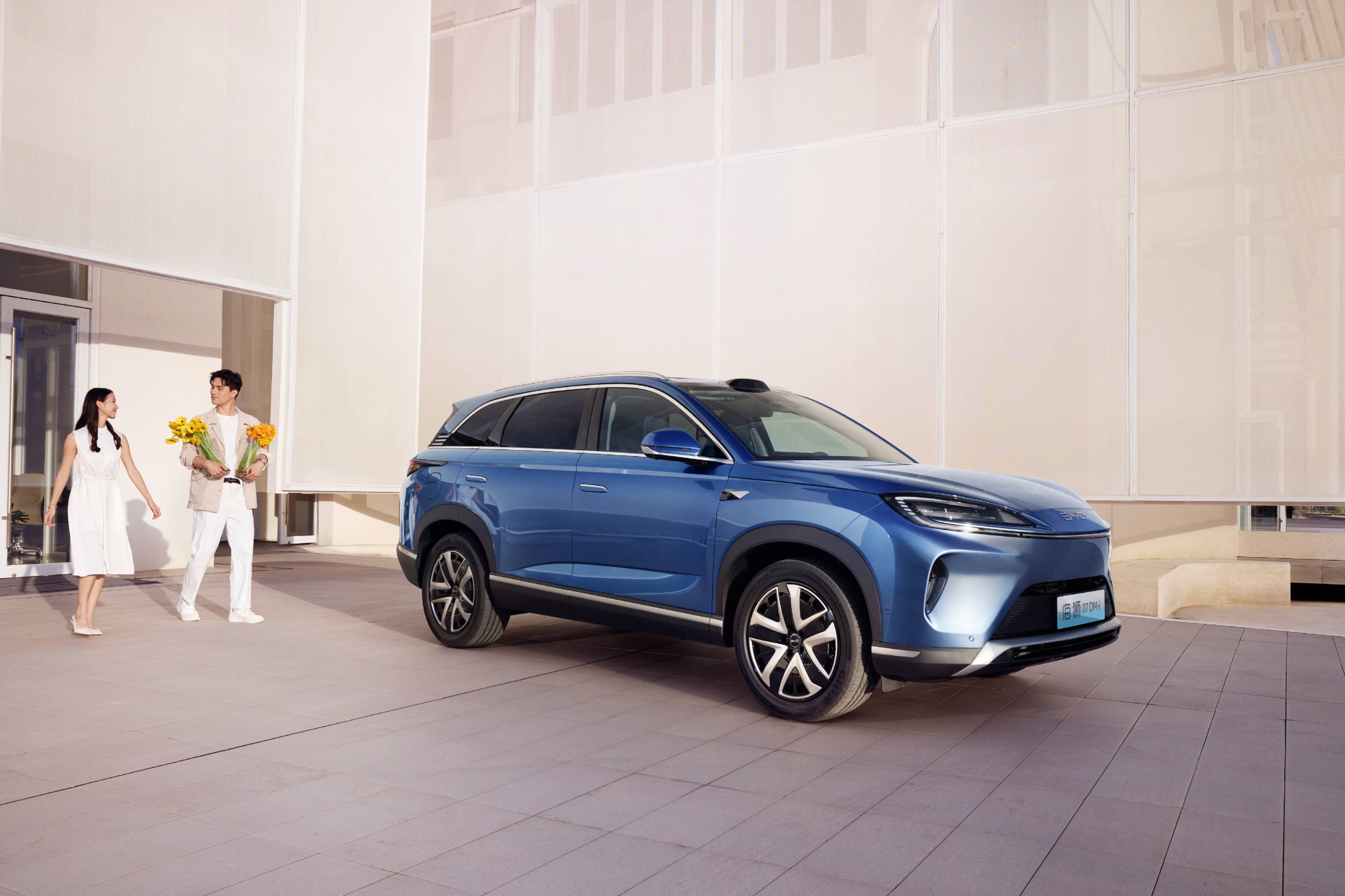 比亚迪掀桌子,不到17万买B级插混SUV,还能起降无人机
