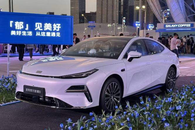 插混中大型轿车不足12万 吉利银河星耀8再打错位竞争牌