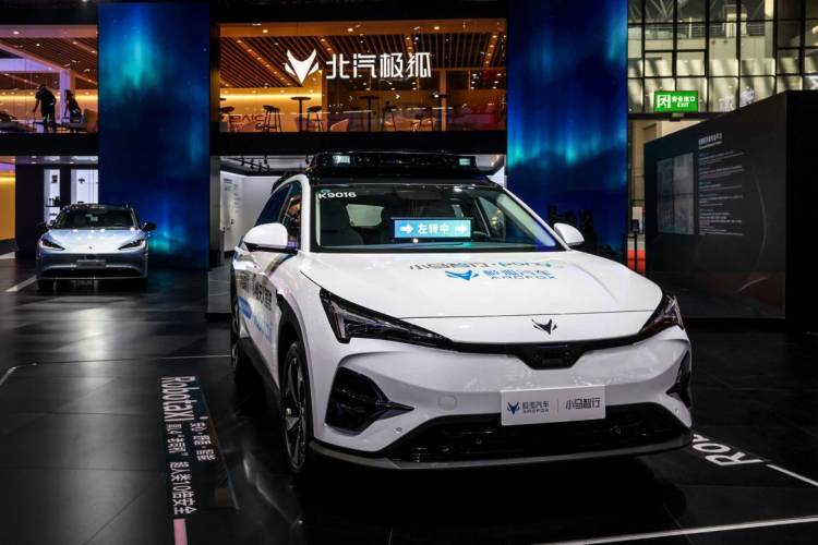 2025上海車展 極狐阿爾法T5 Robotaxi公開首秀