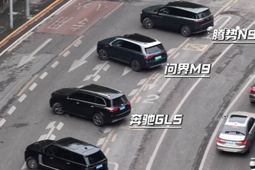 主流豪華大型SUV轉(zhuǎn)彎半徑比拼，騰勢(shì)N9咋做到大車拐小彎的？