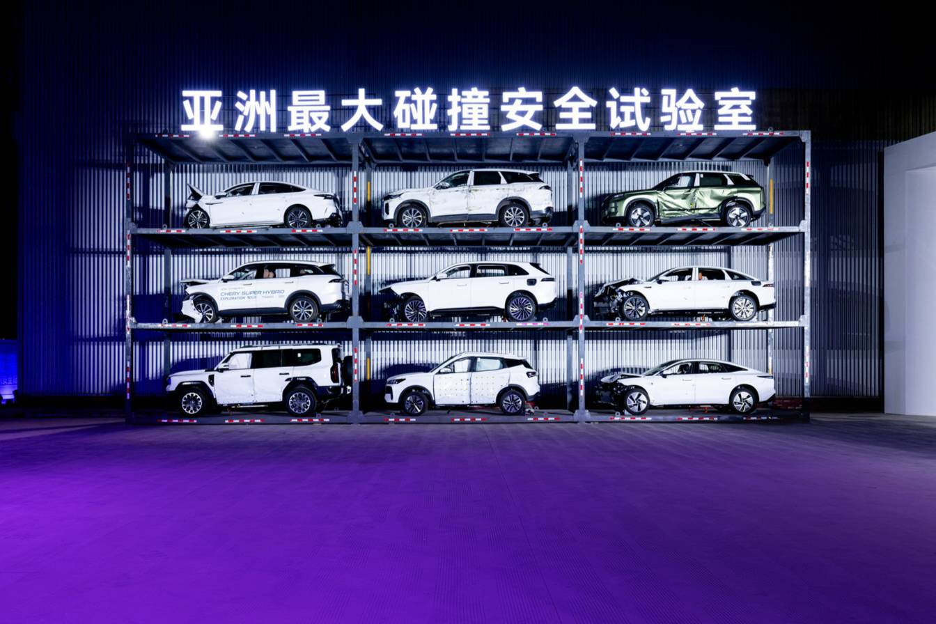 现场直撞!详解2025奇瑞安全之夜,玩儿得这么大?