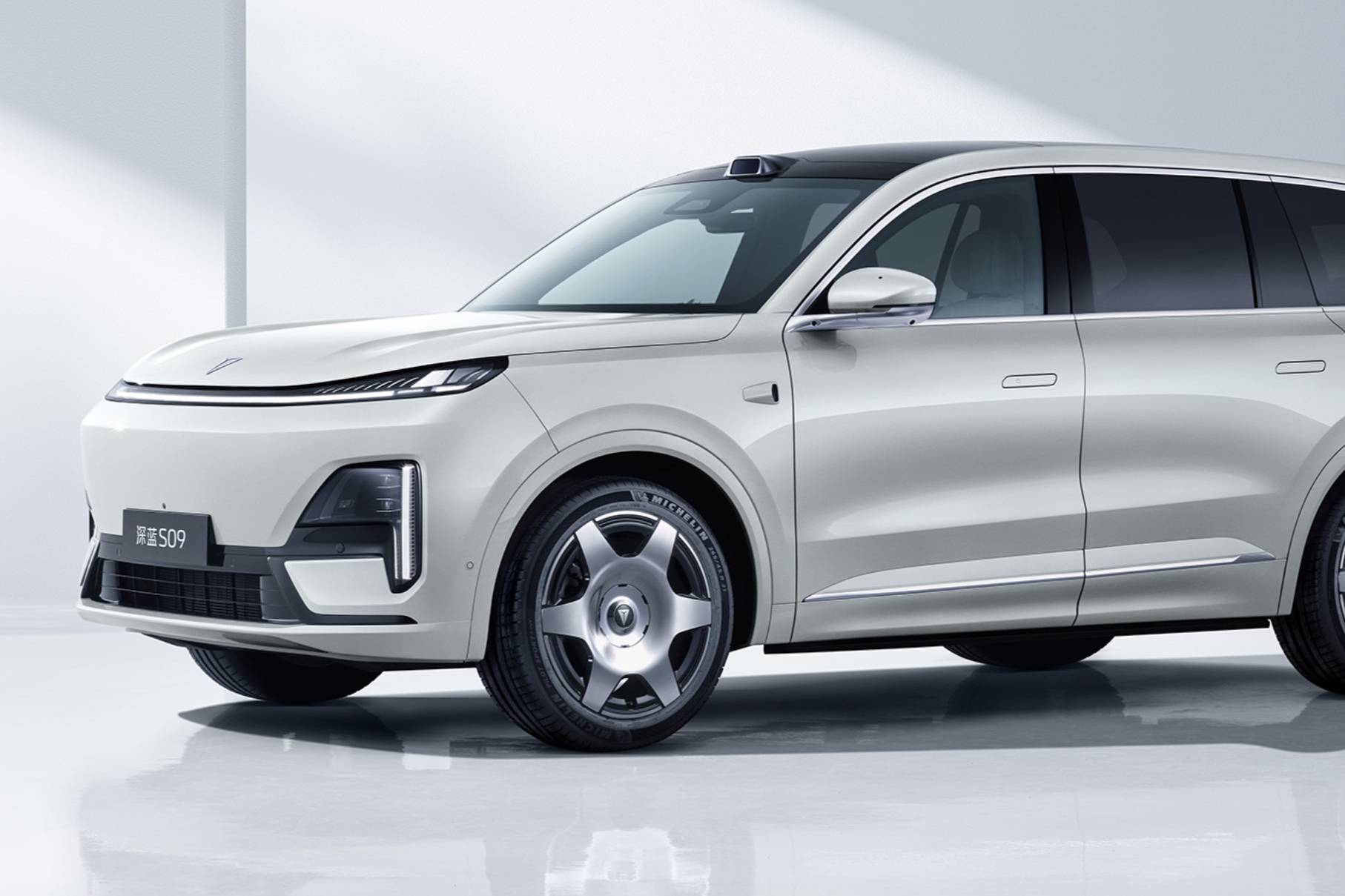 24萬大6座SUV，深藍 S09 把華為全家桶卷到了白菜價！