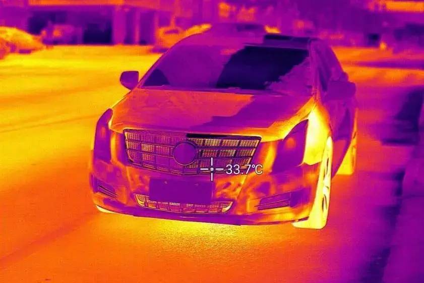 紅外熱成像:智能汽車的“全天候之眼”