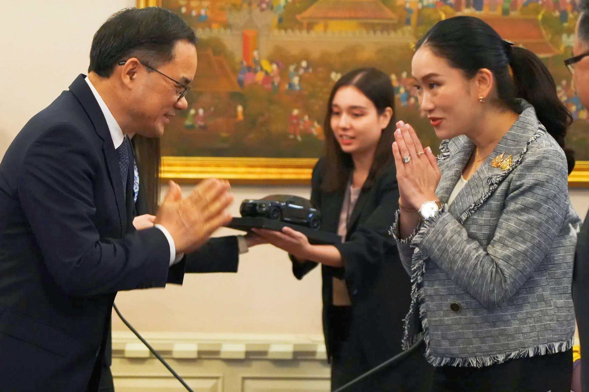 長(zhǎng)安汽車羅勇工廠投產(chǎn)，泰國(guó)總理會(huì)見(jiàn)長(zhǎng)安汽車朱華榮