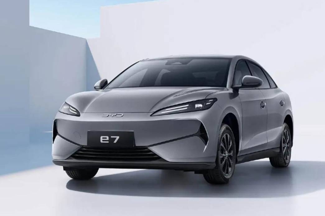 限時9.88萬就能買到中型車？比亞迪e7上市，三個版本怎么選