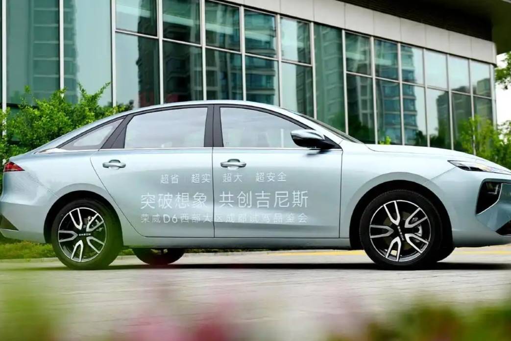 10萬左右轎車深度解析榮威D6如何用"技術(shù)普惠"重塑市場格局