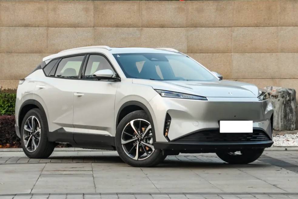 只有一個版本可選，12.58萬的示界06能給法系車長臉？