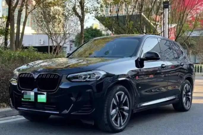 全新BMW iX3亮相慕尼黑車展，是電動(dòng)時(shí)代自我革命還是妥協(xié)
