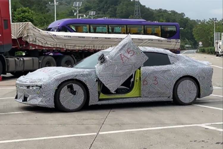 新款小鵬P7實(shí)車諜照曝光，剪刀門被保留