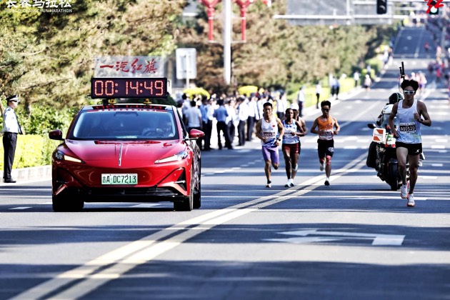 天工開路 智領(lǐng)長(zhǎng)馬 紅旗天工雙子星智領(lǐng)護(hù)航長(zhǎng)春馬拉松激情開跑