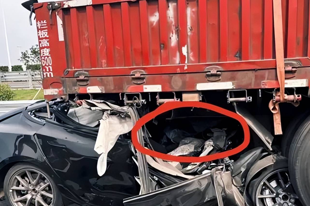 特斯拉高速追尾大貨車導(dǎo)致車輛嚴(yán)重變形，事故原因尚未確認(rèn)