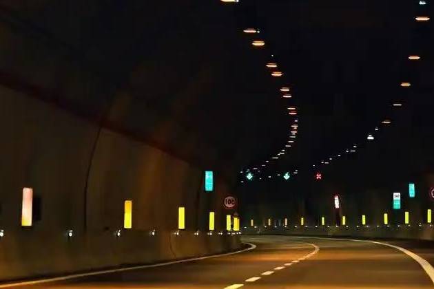 黑暗中的安全密碼：夜間行車燈光使用全解析