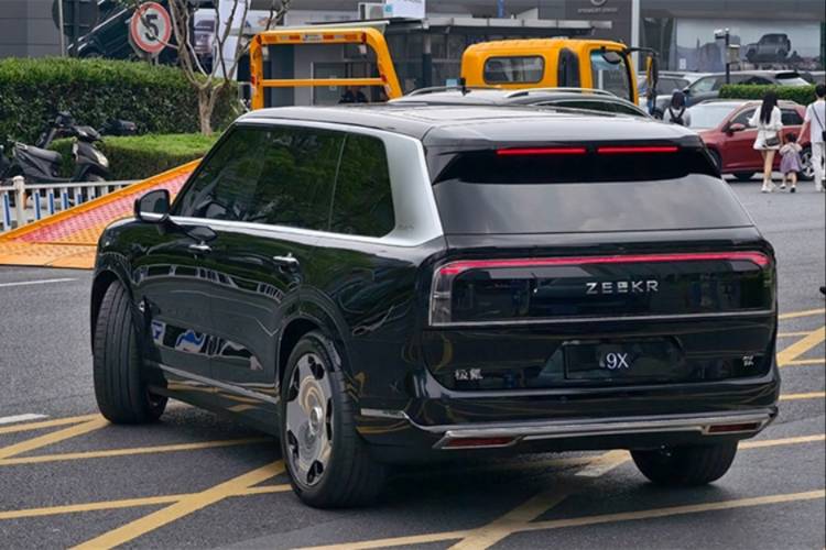 極氪9X最新實車諜照，尾燈上下可分開點亮