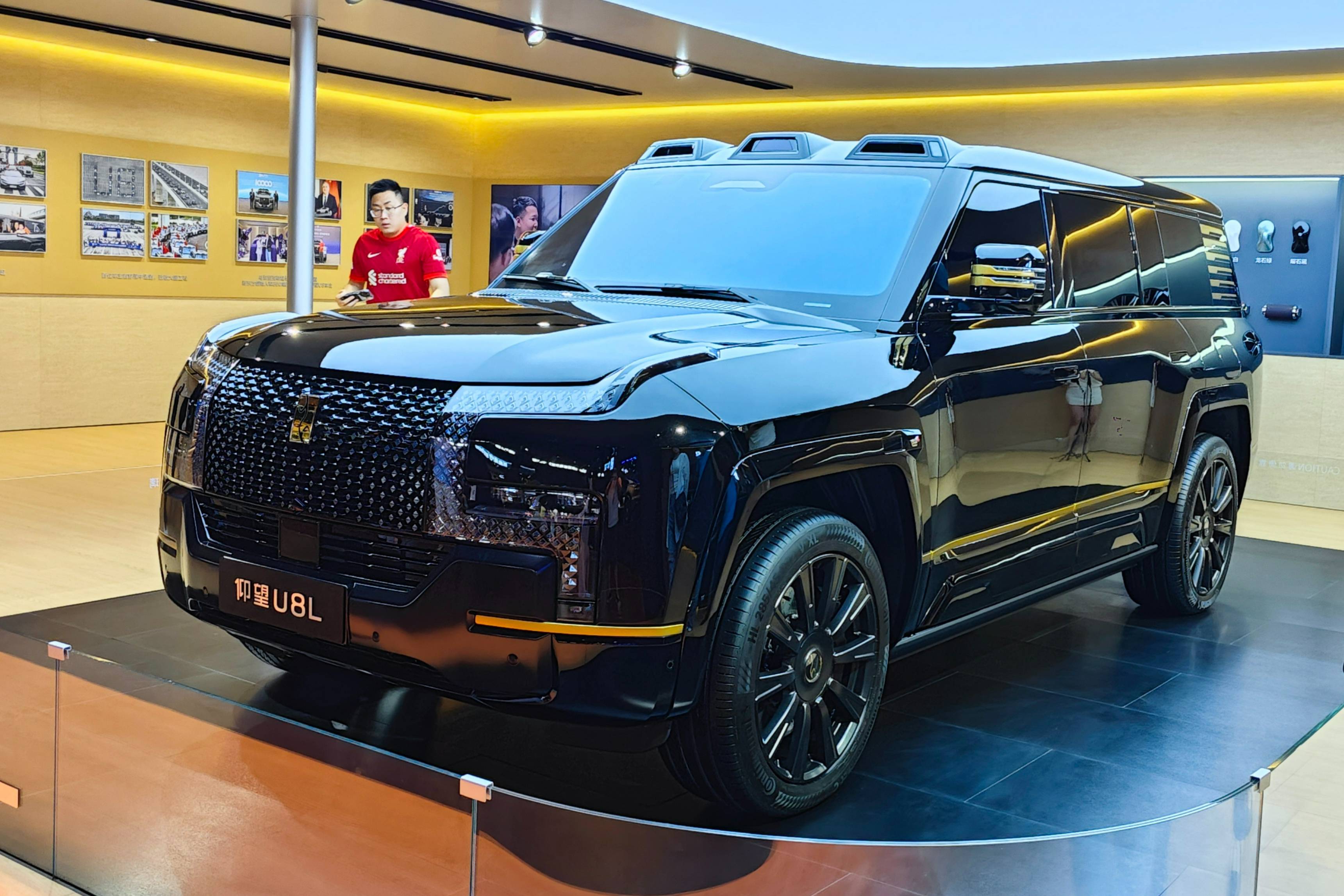 配24K真金車標！仰望U8L全新車色首發粵港澳車展，人氣爆棚