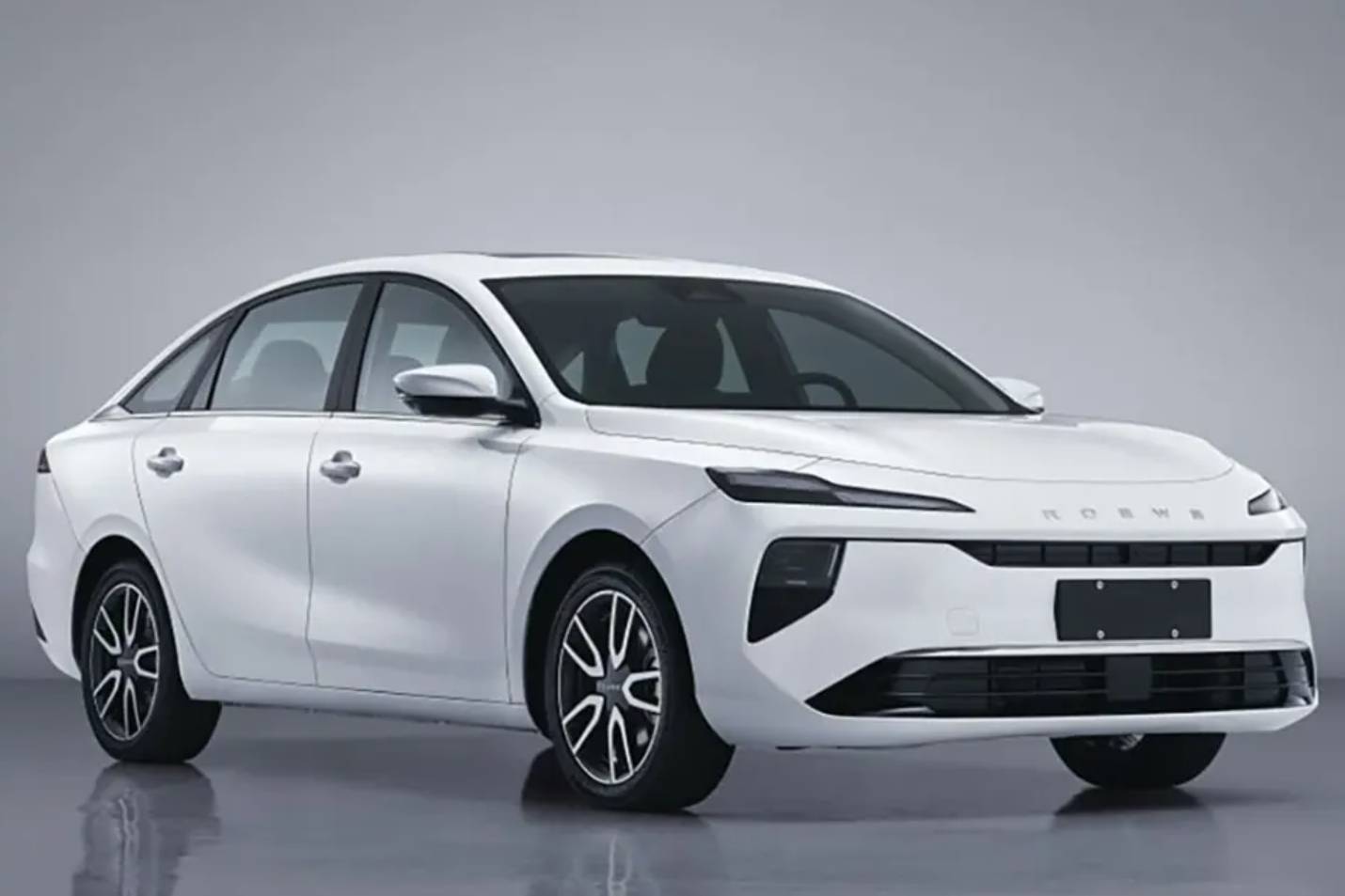 10萬級新能源車閉眼入清單：榮威三杰如何精準拿捏家庭用戶？