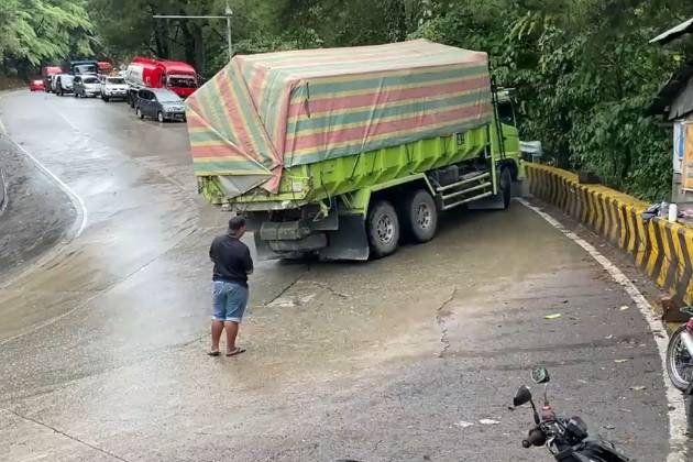 爬陡坡動力不足,熄火溜車,發動機會不會被拖著倒轉?