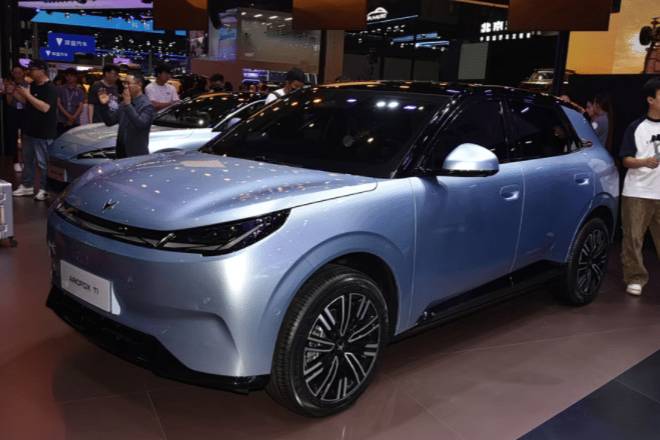 極狐全新轎車諜照曝光！或命名為極狐 S1