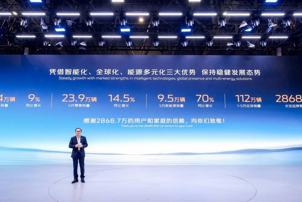 殲-10C驚艷登場(chǎng)，重慶車展“長(zhǎng)安汽車專館”獨(dú)占C位