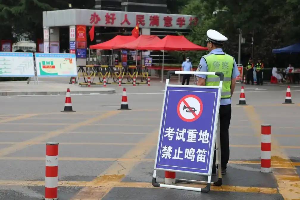司機(jī)在高考考點(diǎn)瘋狂按喇叭，或?yàn)槟娣葱睦碜屗緳C(jī)失去理智
