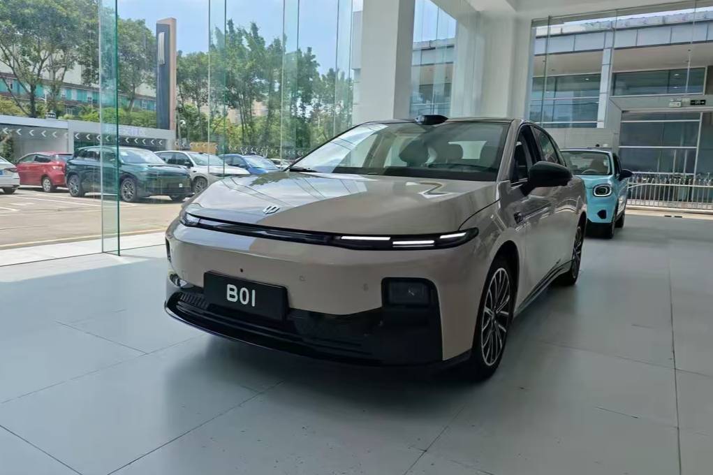 零跑B01實車到店，最高續(xù)航650公里，配激光雷達，外觀漂亮