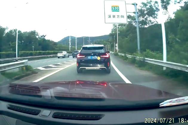 從匝道駛?cè)敫咚伲败囂绊懳姨崴?，該如何?yīng)對？