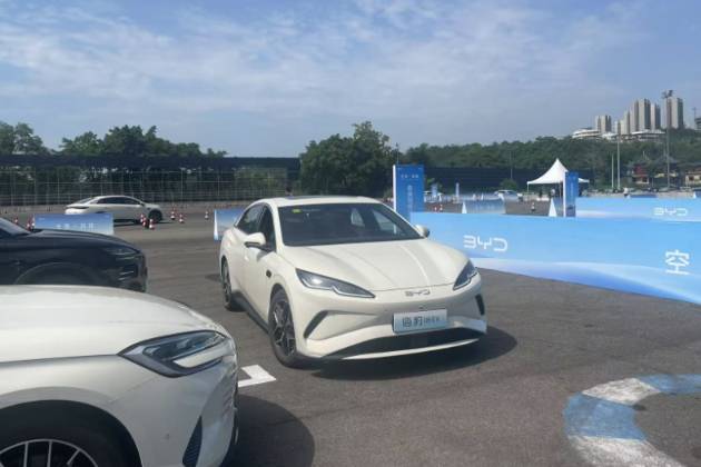 10萬出頭，比亞迪海豹06EV把家用車的“既要又要”玩明白了