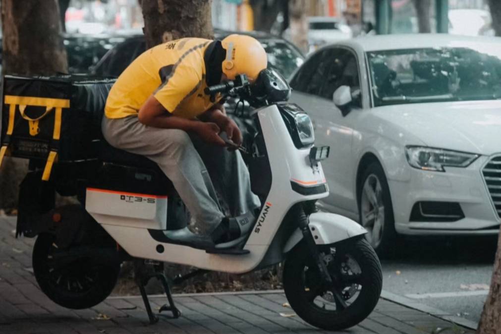 有兩類司機(jī)習(xí)慣亂用遠(yuǎn)光燈：電動(dòng)車司機(jī)和出租車司機(jī)