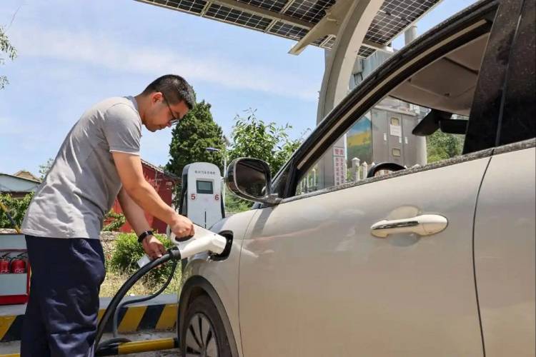 新能源汽車下鄉，與光伏發電是絕配？