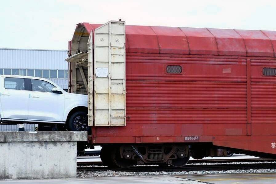 12306上線汽車托運小程序，讓汽車坐火車的自駕游劃算嗎？