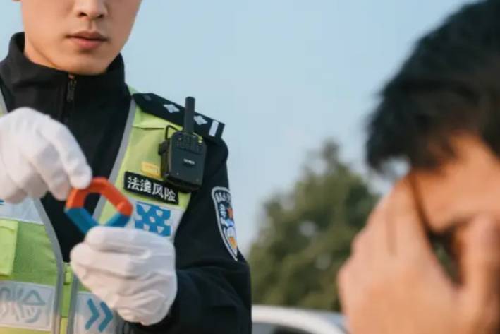 車牌后面放磁鐵干啥用?車主的小算盤背后,有法律風險和安全隱患