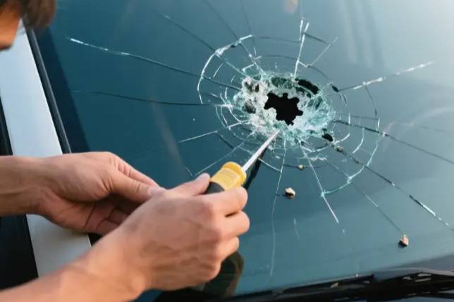 汽車玻璃被石子崩了個坑？別急著換！老司機用這招修完看不見