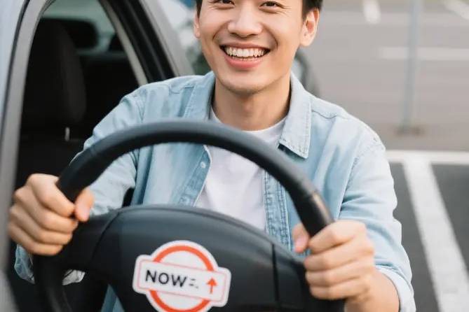 新手停車總歪咋辦？我在方向盤上貼了個貼紙，對準邊線就停正了