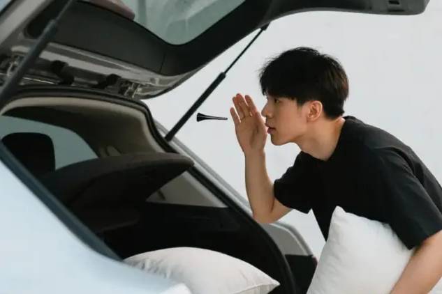 新手倒車總撞墻？我在后備箱放了個(gè)枕頭，倒車時(shí)聽(tīng)聲音就知道距離